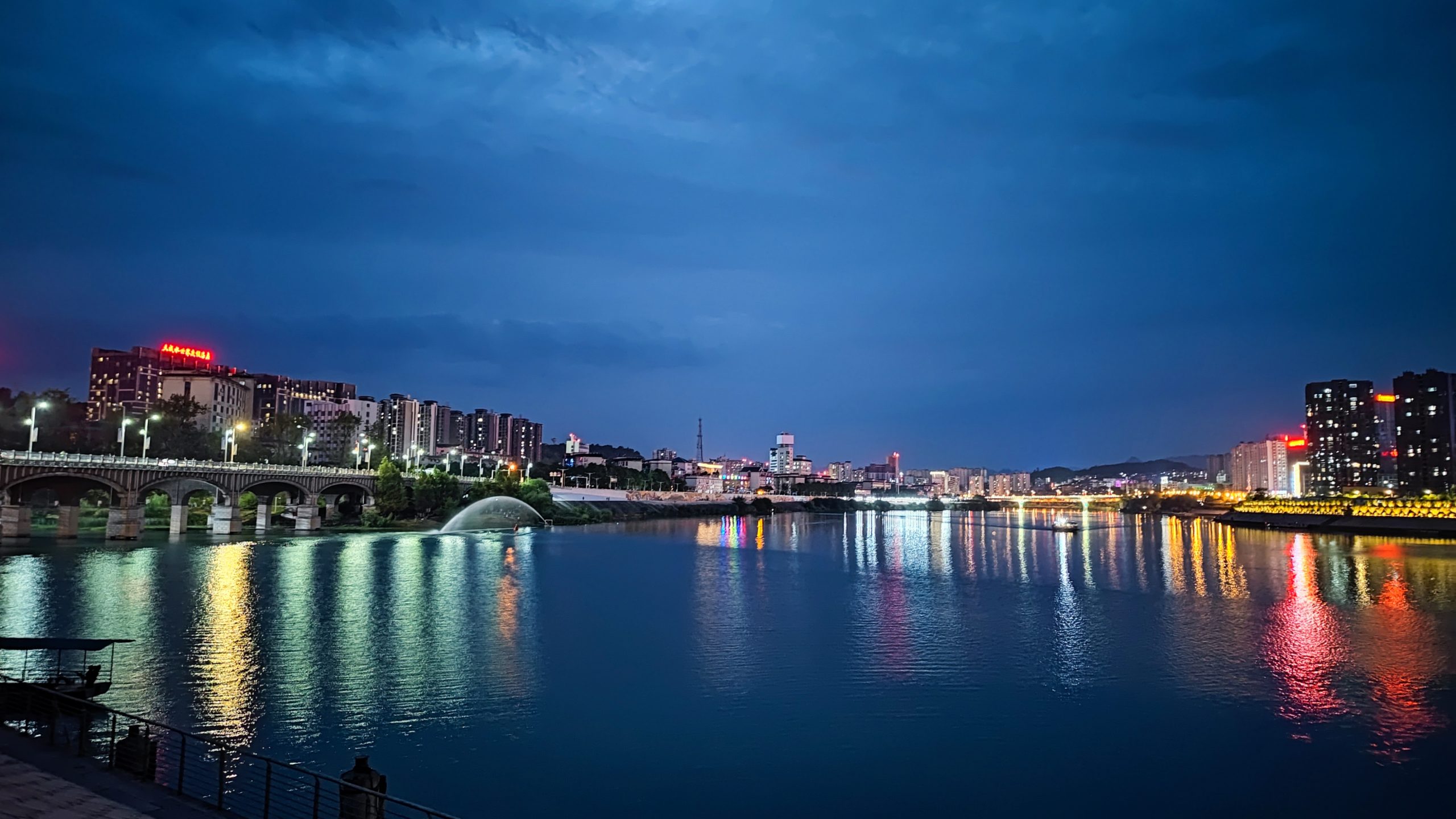 张家界澧水河夜景，湖南首届旅发大会期间的城市灯光